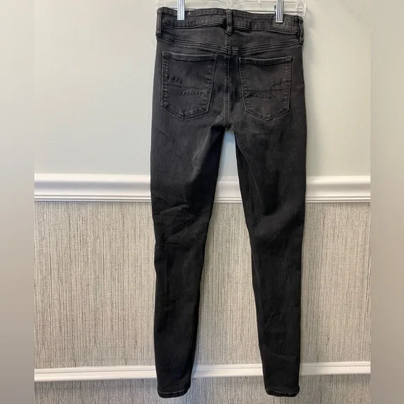 NWOT American Eagle women’s black distressed jegging jeans. Size 4R - Picture 5 of 9